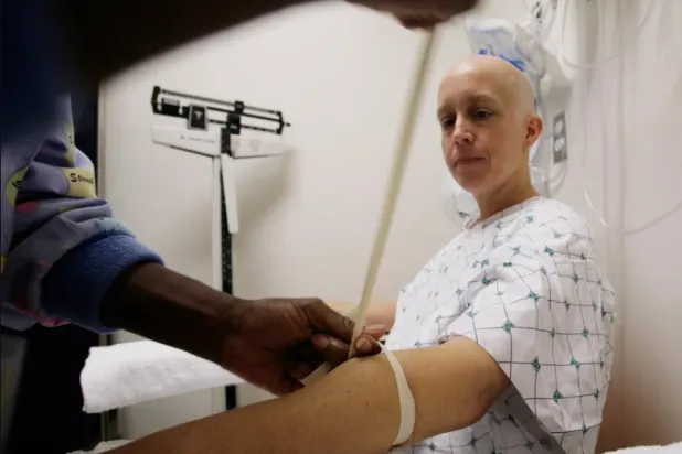 عادة واحدة بسيطة قد تُساعد بشكل كبير كلاً من المرضى الذين تم تشخيصهم حديثاً والمتعافين من السرطان (رويترز)