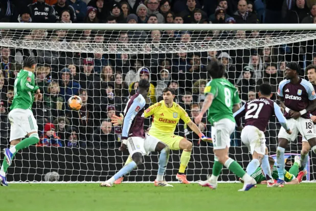 سجل تونالي نجم نيوكاسل هدفين ليقود فريقه للفوز بثلاثية على أستون فيلا (رويترز)