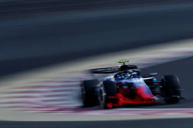 من مرحلة التجارب التحضيرية في حلبة البحرين (رويترز)