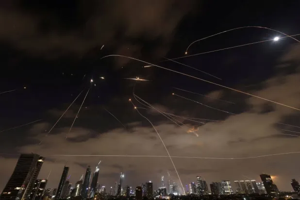 İsrail'in Demir Kubbe Savunma Sistemi Tel Aviv semalarında roketleri imha ederken (Arşiv - Reuters)