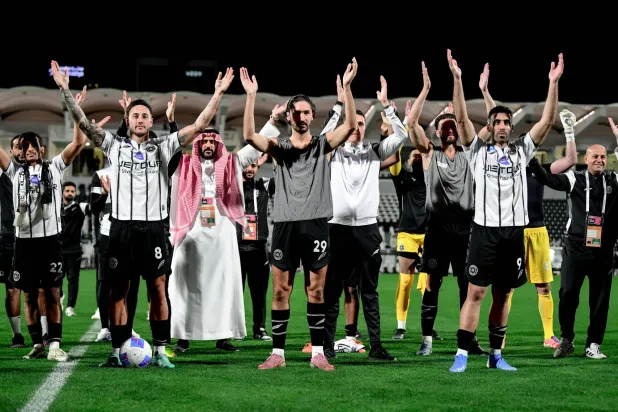 فرحة اللاعبين مع جماهيرهم بعد الفوز التاريخي الأخير (نادي الشباب)