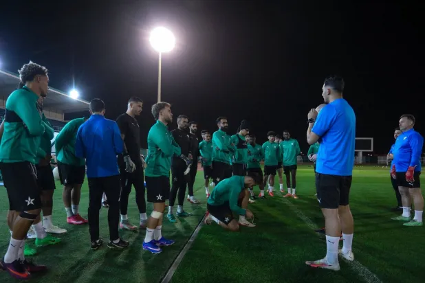 لاعبو النجمة يستمعون لتوجيهات مدربهم خلال الاستعدادات الأخيرة (موقع النادي)