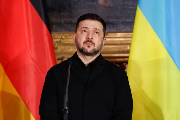 الرئيس الأوكراني فولوديمير زيلينسكي يدلي ببيان صحافي في ميونيخ 14 فبراير 2026 (أ.ف.ب)