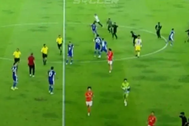 لحظة اقتحام بعض المشجعين لملعب المباراة (الشرق الأوسط)