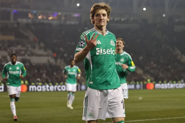 جوردون محتفلاً بأحد أهدافه في المباراة (أ.ف.ب)