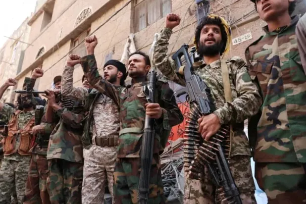 عناصر أمن حوثية تهتف بالصرخة الخمينية في أحد شوارع صنعاء (فيسبوك)