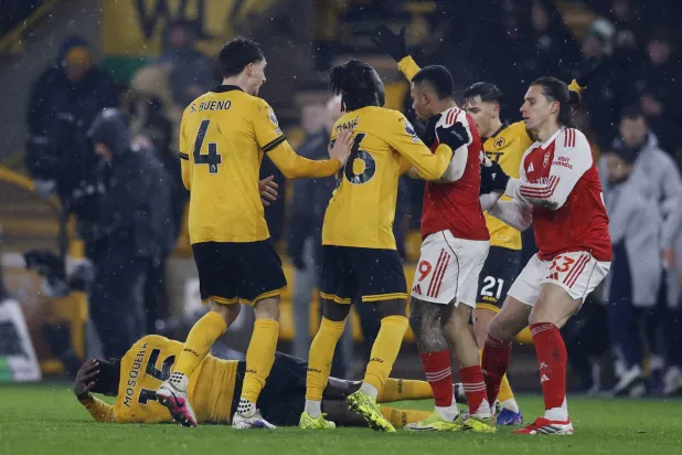 جانب من الاشتباكات التي رافقت نهاية المباراة (رويترز)