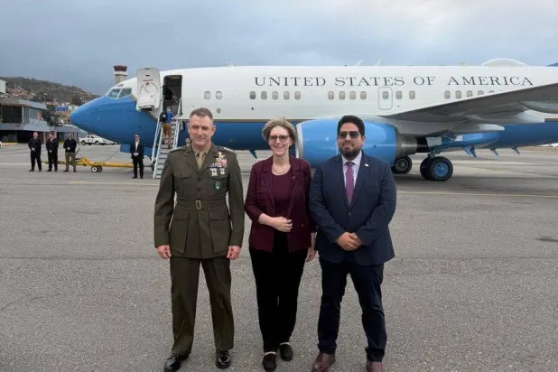 ​الجنرال ‌فرنسيس دونوفان ومساعد وزير الحرب جوزيف هيومير في كاراكاس (حساب القيادة الجنوبية الأميركية على إكس)