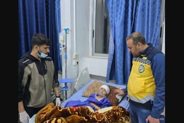  الطفل السوري عبد الرزاق سليمان الجبير يرقد في المستشفى بعد إنقاذه من بئر في الرقة (الدفاع المدني السوري)