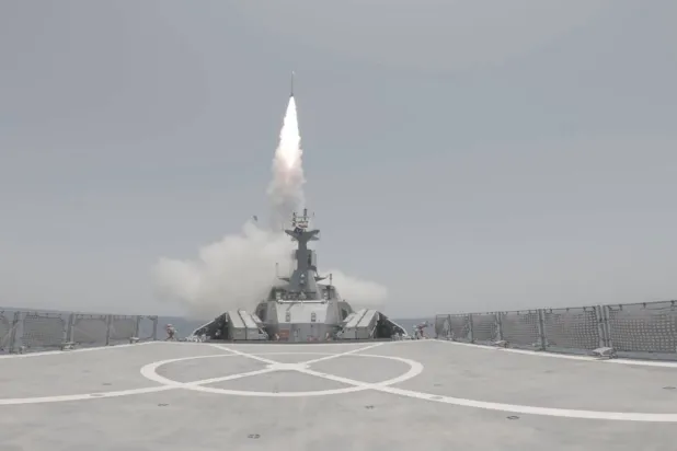 لقطة من تدريب عسكري في مضيق هرمز بجنوب إيران (إ.ب.أ)