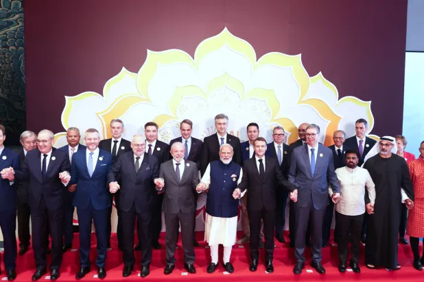 رئيس وزراء الهند ناريندرا مودي يمسك بالأيدي ويلتقط صوراً مع عدد من رؤساء الدول المشاركين خلال قمة الذكاء الاصطناعي (أ.ب)