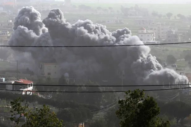 تصاعد الدخان جراء الغارات الإسرائيلية على جنوب لبنان (أ.ف.ب)