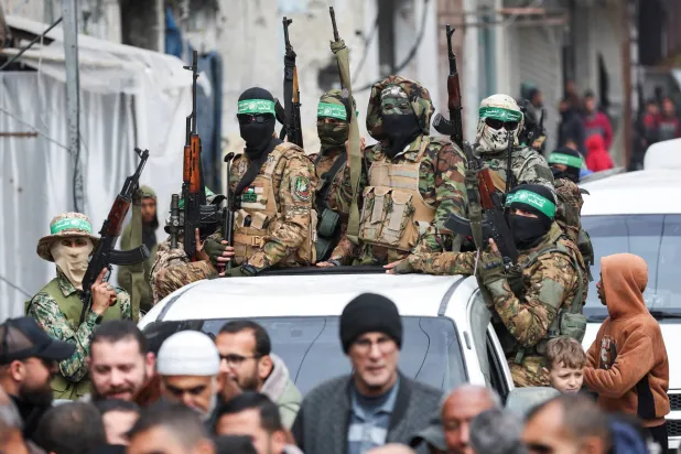 مقاتلون من «حماس» خلال تشييع قيادي بالحركة في غزة (أرشيفية - رويترز)