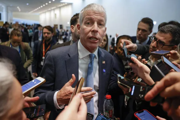 رايت يتحدث إلى الصحافيين على هامش الاجتماع الوزاري لوكالة الطاقة الدولية (إ.ب.أ)