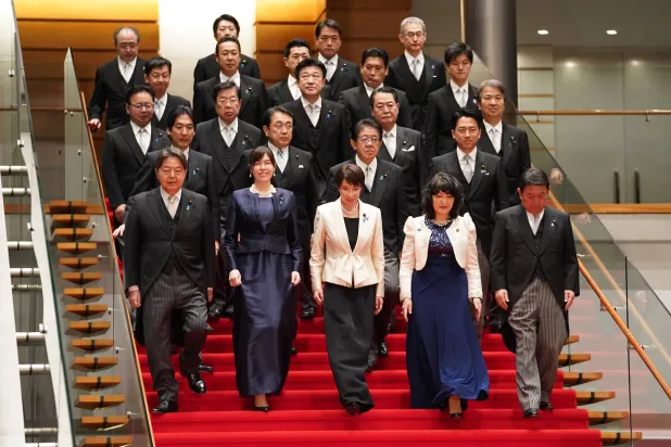 رئيسة الوزراء اليابانية ساناي تاكايتشي تتوسط أعضاء حكومتها في صورة تذكارية بعد الفوز بالانتخابات (أ.ب)