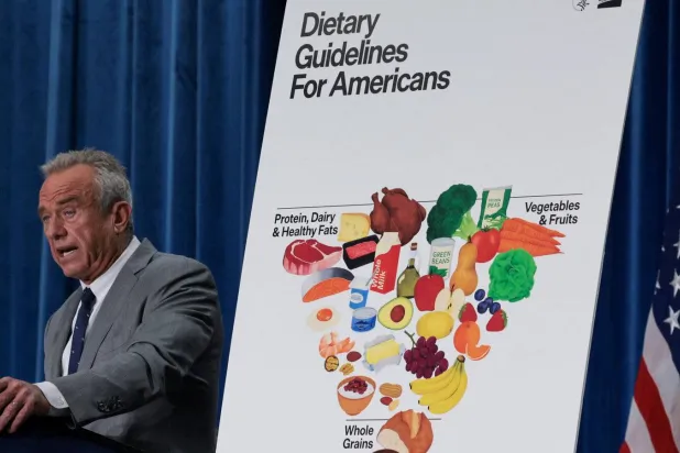 وزير الصحة الأميركي روبرت إف كينيدي الابن خلال إحاطة في البيت الأبيض يتحدث خلالها عن الإرشادات الغذائية الأميركية الجديدة (رويترز)