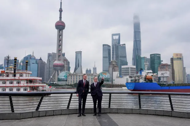 رئيس الوزراء البريطاني كير ستارمر ووزير الأعمال والتجارة بيتر كايل خلال زيارة شنغهاي بالصين في يناير الماضي (رويترز)