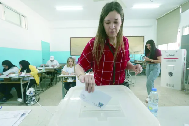 لبنانية تقترع في الانتخابات البلدية والاختيارية التي شهدها لبنان خلال شهر مايو 2024 (أرشيفية - إ.ب.أ)