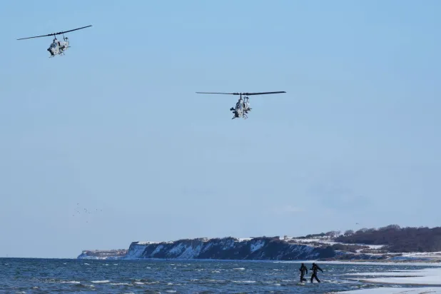 خلال تدريب «الناتو» في بحر البلطيق قبالة ميدان بوتلوس للتدريب العسكري بألمانيا 18 فبراير 2026 (أ.ب)