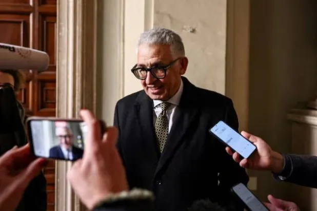 بييرو سيبولوني عضو مجلس الإدارة التنفيذي في البنك المركزي الأوروبي يتحدث إلى الصحافيين في روما (رويترز)