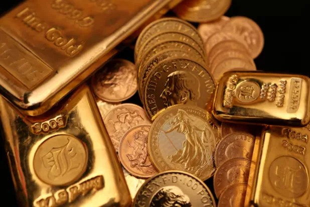 UK gold bars and gold Sovereign coins are displayed at Baird & Co in Hatton Garden in London, Britain, October 8, 2025. REUTERS/Hiba Kola/File Photo 