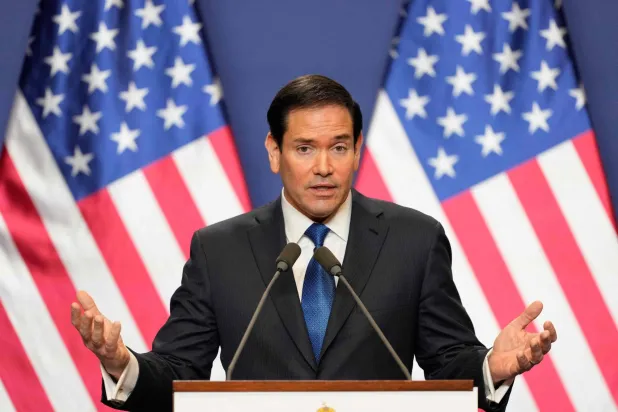 وزير الخارجية الأميركي ماركو روبيو خلال مؤتمر صحافي في بودابيست يوم 16 فبراير (أ.ف.ب)