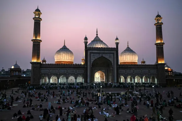 مسلمون يفطرون في المسجد الكبير بالهند (أ.ف.ب)
