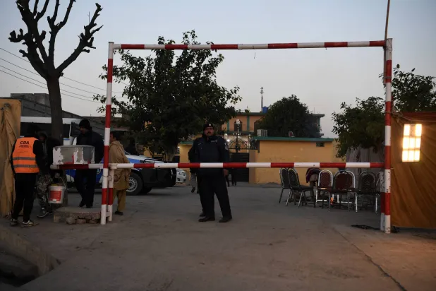 مسؤول أمني باكستاني يقف حارساً خارج مسجد شيعي في اليوم التالي لتفجير انتحاري بإسلام آباد 7 فبراير 2026 (إ.ب.أ)