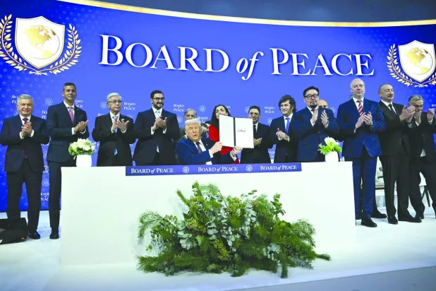 ترمب وقادة وممثلو الدول المشاركة في التوقيع على الميثاق التأسيسي لـ«مجلس السلام» بدافوس يوم 22 يناير 2026 (أ.ف.ب)