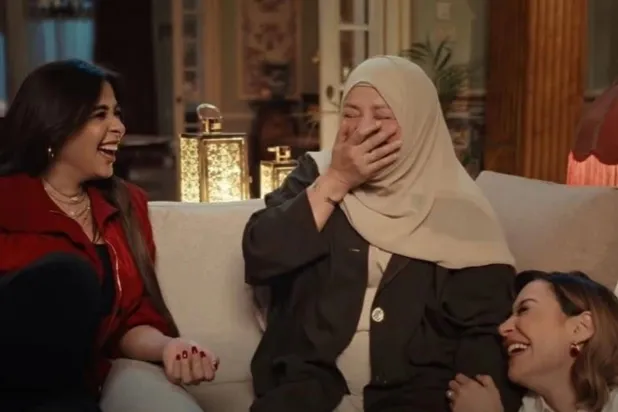 لقطة لعبلة كامل تتوسط كلاً من منة شلبي وياسمين عبد العزيز مأخوذة من الإعلان التلفزيوني