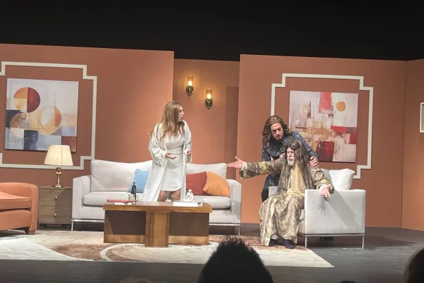 علي منيمنة وضياء منصور في أحد المشاهد المضحكة (الشرق الأوسط)