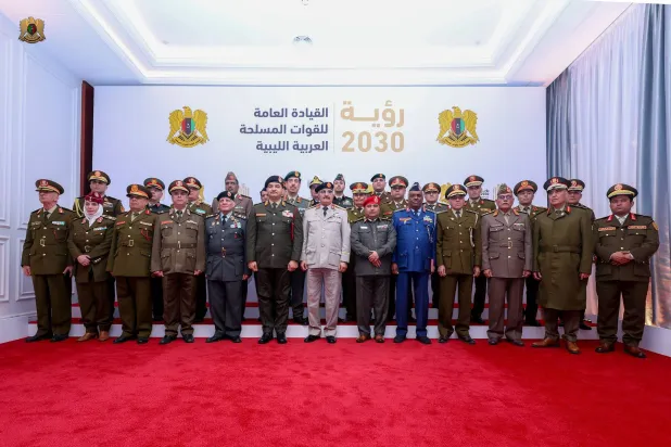 حفتر يتوسط كبار قيادات المؤسسة العسكرية بشرق ليبيا (القيادة العامة)