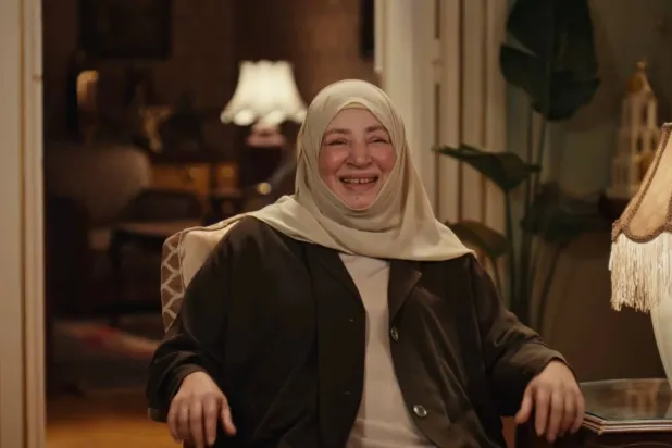 عبلة كامل وياسمين عبد العزيز ومنة شلبي في لقطة من الإعلان الرمضاني (يوتيوب)