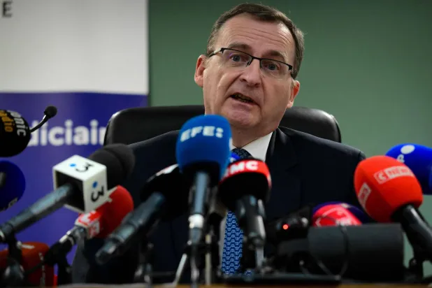 المدّعي العام في ليون تييري دران خلال مؤتمر صحافي بعد مقتل الناشط كانتان دورانك (أ.ف.ب)