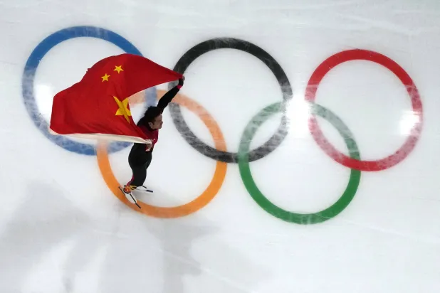 الصيني نينغ محتفلاً بالإنجاز (رويترز)