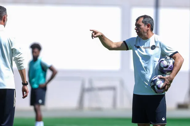 كاريلي خلال قيادته تدريبات ضمك الأخيرة (موقع النادي)