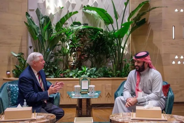 Suudi Arabistan Veliaht Prensi Muhammed bin Selman, Riyad'da ABD Senatörü Lindsey Graham ile yaptığı görüşmede (SPA)
