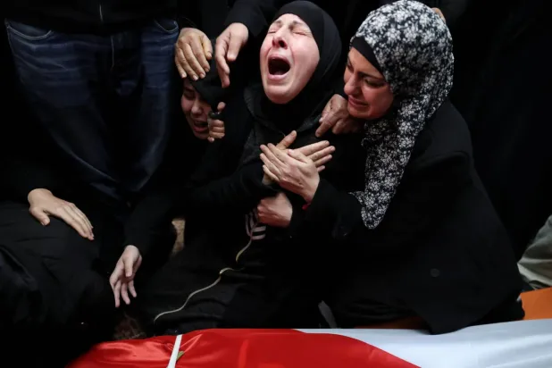 İşgal altındaki Batı Şeria’nın Ramallah kenti yakınlarında bulunan Mihmas köyünde İsrailli bir yerleşimci tarafından öldürülen ABD vatandaşı Filistinli gencin yakınları (Reuters)