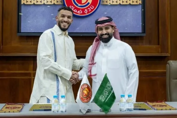 رئيس النادي خالد آل مشعط مع بدران بعد توقيع العقد الجديد (موقع النادي)