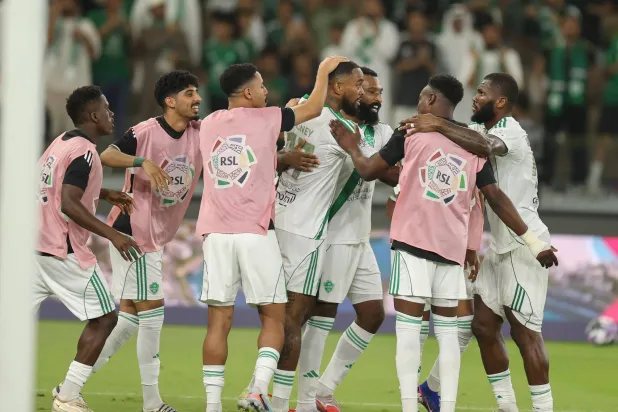 فرحة أهلاوية بأحد أهداف المهاجم الإنجليزي توني (تصوير: عدنان مهدلي)