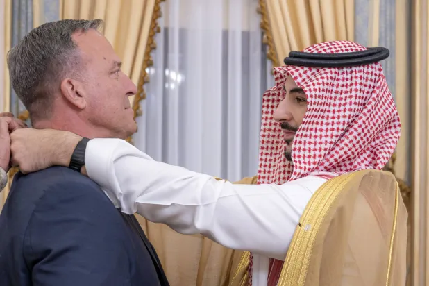 الأمير خالد بن سلمان لدى تقليده الفريق الأول المتقاعد مايكل كوريلا وسام الملك عبد العزيز (وزارة الدفاع السعودية)