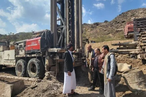 قيادات حوثية تشرف على حفر آبار مياه في إحدى المديريات بمحافظة إب (إكس)