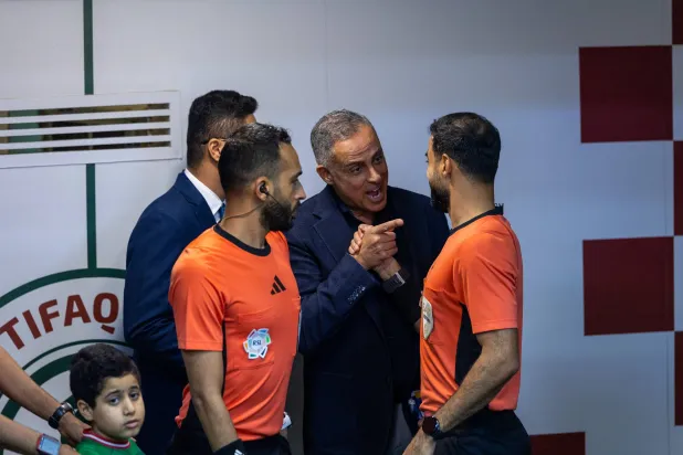 البرتغالي جوزيه غوميز مدرب فريق الفتح في نقاش مع الطاقم التحكيمي (تصوير: عيسى الدبيسي) 