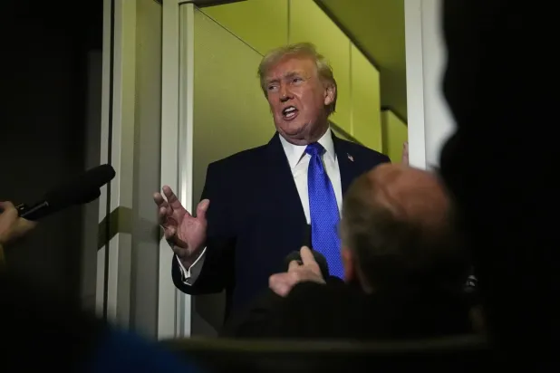 ABD Başkanı Donald Trump, Air Force One uçağında gazetecilere açıklama yapıyor (AP)