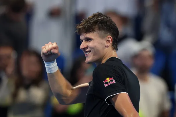 ياكوب مينشيك محتفلا بالفوز على سينر(رويترز)