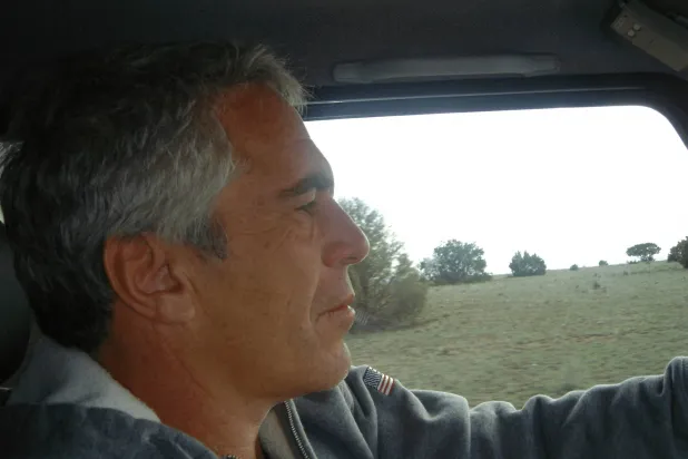 صورة غير مؤرخة لجيفري إبستين أفرجت عنها وزارة العدل الأميركية ضمن وثائق إبستين  (ا.ف.ب)