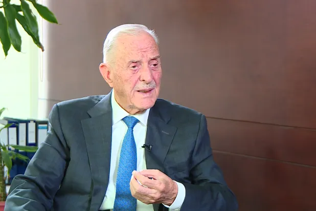 رئيس الوزراء الأردني الأسبق أحمد عبيدات خلال المقابلة (الشرق الأوسط)