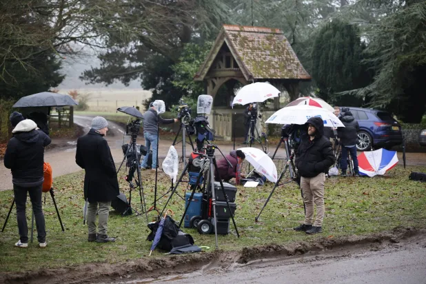 صحافيون ينتظرون خارج مقر إقامة أندرو حيث ألقي القبض عليه أمس (إ.ب.أ) وفي الإطار صورة أرشيفية للأمير السابق (أ.ف.ب)