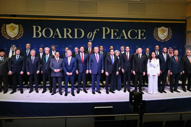 صورة جماعية للرئيس الأميركي دونالد ترمب مع قادة وممثلي الدول المشاركة في الاجتماع الافتتاحي لـ«مجلس السلام» في واشنطن أمس (أ.ف.ب)