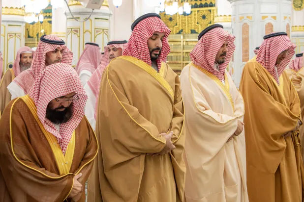 ولي العهد السعودي الأمير محمد بن سلمان لدى أدائه الصلاة في الروضة الشريفة (واس)